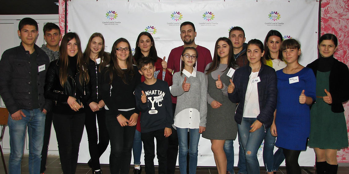 Instruiri pentru tinerii din localitate